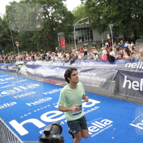 29.06.2025 - hella hamburg halbmarathon Michael Strokosch http://msf.ph/oto/8537700 29.06.2025 10:33:08 Ziel  meine-sportfotos.de