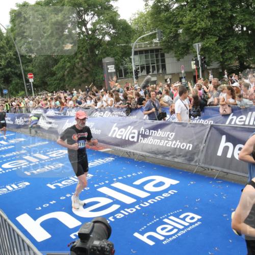 29.06.2025 - hella hamburg halbmarathon Michael Strokosch http://msf.ph/oto/8537708 29.06.2025 10:50:54 Ziel  meine-sportfotos.de