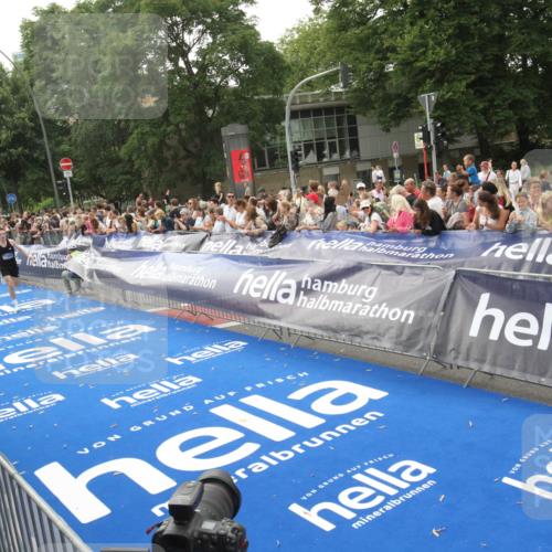 29.06.2025 - hella hamburg halbmarathon Michael Strokosch http://msf.ph/oto/8537709 29.06.2025 10:33:10 Ziel  meine-sportfotos.de