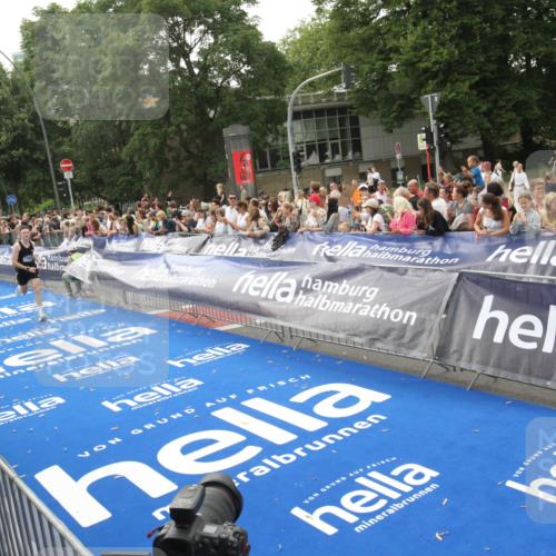 29.06.2025 - hella hamburg halbmarathon Michael Strokosch http://msf.ph/oto/8537711 29.06.2025 10:33:10 Ziel  meine-sportfotos.de