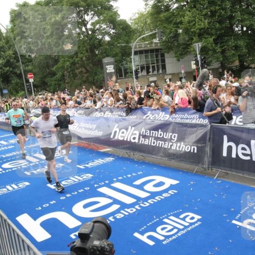 29.06.2025 - hella hamburg halbmarathon Michael Strokosch http://msf.ph/oto/8537712 29.06.2025 10:50:56 Ziel  meine-sportfotos.de