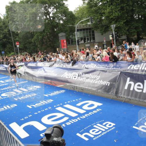 29.06.2025 - hella hamburg halbmarathon Michael Strokosch http://msf.ph/oto/8537713 29.06.2025 10:33:11 Ziel  meine-sportfotos.de