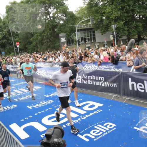 29.06.2025 - hella hamburg halbmarathon Michael Strokosch http://msf.ph/oto/8537714 29.06.2025 10:50:57 Ziel  meine-sportfotos.de