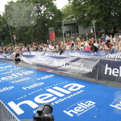 29.06.2025 - hella hamburg halbmarathon Michael Strokosch http://msf.ph/oto/8537715 29.06.2025 10:33:11 Ziel  meine-sportfotos.de