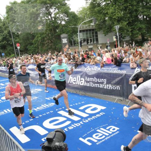 29.06.2025 - hella hamburg halbmarathon Michael Strokosch http://msf.ph/oto/8537718 29.06.2025 10:50:57 Ziel  meine-sportfotos.de