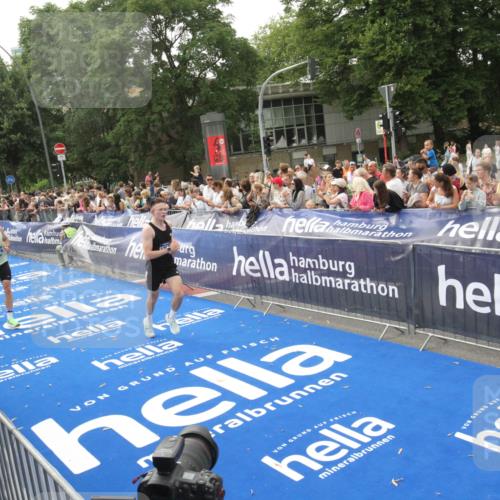 29.06.2025 - hella hamburg halbmarathon Michael Strokosch http://msf.ph/oto/8537719 29.06.2025 10:33:12 Ziel  meine-sportfotos.de