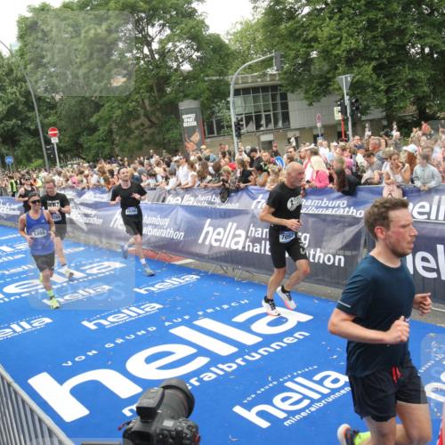 29.06.2025 - hella hamburg halbmarathon Michael Strokosch http://msf.ph/oto/8537721 29.06.2025 10:50:59 Ziel  meine-sportfotos.de
