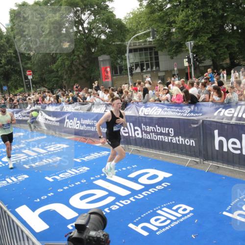 29.06.2025 - hella hamburg halbmarathon Michael Strokosch http://msf.ph/oto/8537722 29.06.2025 10:33:12 Ziel  meine-sportfotos.de