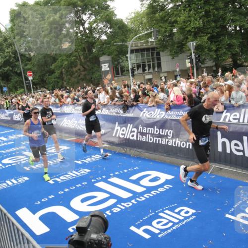 29.06.2025 - hella hamburg halbmarathon Michael Strokosch http://msf.ph/oto/8537723 29.06.2025 10:50:59 Ziel  meine-sportfotos.de