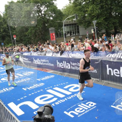 29.06.2025 - hella hamburg halbmarathon Michael Strokosch http://msf.ph/oto/8537724 29.06.2025 10:33:12 Ziel  meine-sportfotos.de