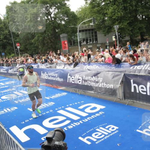 29.06.2025 - hella hamburg halbmarathon Michael Strokosch http://msf.ph/oto/8537728 29.06.2025 10:33:13 Ziel  meine-sportfotos.de