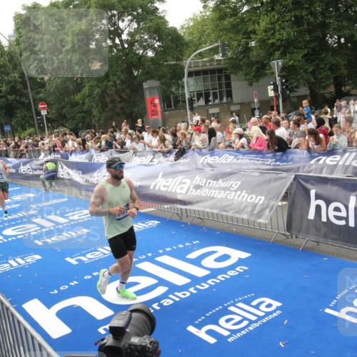 29.06.2025 - hella hamburg halbmarathon Michael Strokosch http://msf.ph/oto/8537730 29.06.2025 10:33:13 Ziel  meine-sportfotos.de