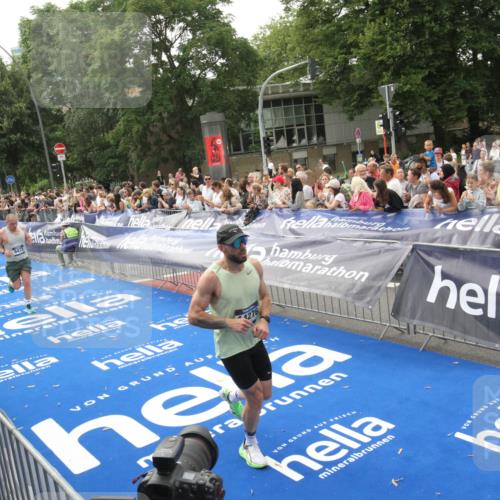 29.06.2025 - hella hamburg halbmarathon Michael Strokosch http://msf.ph/oto/8537731 29.06.2025 10:33:14 Ziel  meine-sportfotos.de