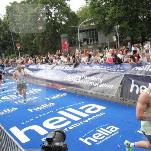 29.06.2025 - hella hamburg halbmarathon Michael Strokosch http://msf.ph/oto/8537735 29.06.2025 10:33:14 Ziel  meine-sportfotos.de