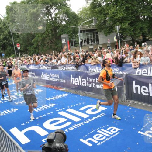 29.06.2025 - hella hamburg halbmarathon Michael Strokosch http://msf.ph/oto/8537736 29.06.2025 10:51:02 Ziel  meine-sportfotos.de