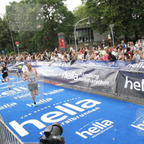 29.06.2025 - hella hamburg halbmarathon Michael Strokosch http://msf.ph/oto/8537737 29.06.2025 10:33:15 Ziel  meine-sportfotos.de
