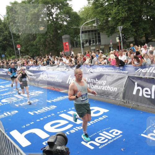 29.06.2025 - hella hamburg halbmarathon Michael Strokosch http://msf.ph/oto/8537742 29.06.2025 10:33:15 Ziel  meine-sportfotos.de