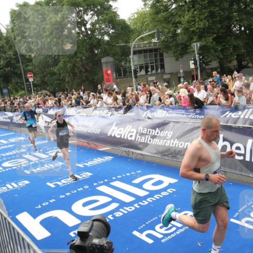 29.06.2025 - hella hamburg halbmarathon Michael Strokosch http://msf.ph/oto/8537744 29.06.2025 10:33:16 Ziel  meine-sportfotos.de