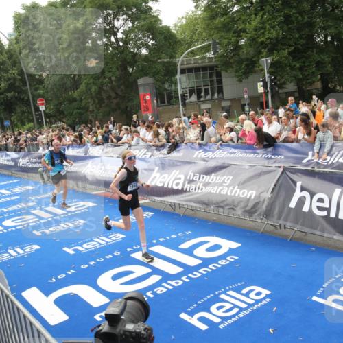 29.06.2025 - hella hamburg halbmarathon Michael Strokosch http://msf.ph/oto/8537746 29.06.2025 10:33:16 Ziel  meine-sportfotos.de
