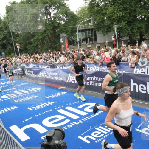 29.06.2025 - hella hamburg halbmarathon Michael Strokosch http://msf.ph/oto/8537749 29.06.2025 10:51:05 Ziel  meine-sportfotos.de