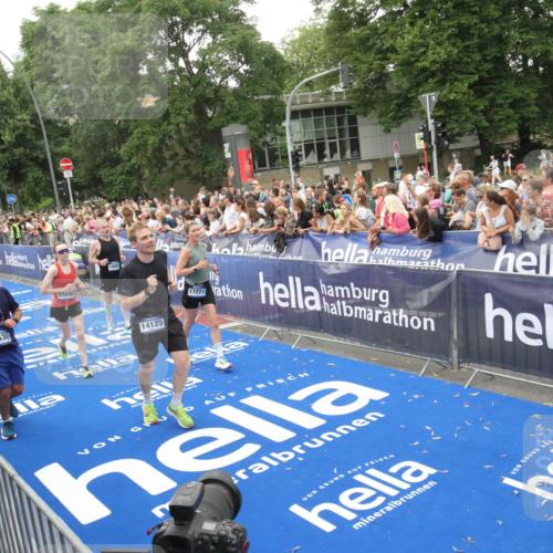 29.06.2025 - hella hamburg halbmarathon Michael Strokosch http://msf.ph/oto/8537751 29.06.2025 10:51:07 Ziel  meine-sportfotos.de