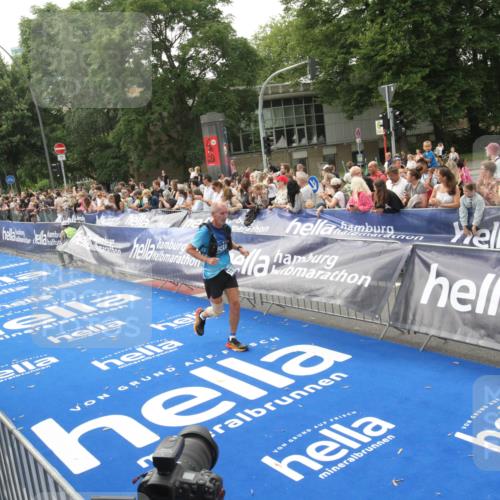 29.06.2025 - hella hamburg halbmarathon Michael Strokosch http://msf.ph/oto/8537752 29.06.2025 10:33:17 Ziel  meine-sportfotos.de