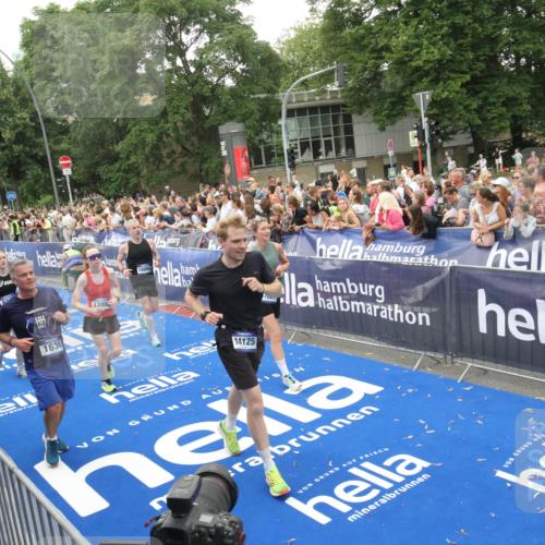 29.06.2025 - hella hamburg halbmarathon Michael Strokosch http://msf.ph/oto/8537753 29.06.2025 10:51:08 Ziel  meine-sportfotos.de