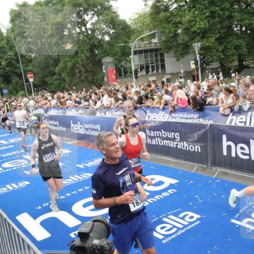 29.06.2025 - hella hamburg halbmarathon Michael Strokosch http://msf.ph/oto/8537757 29.06.2025 10:51:09 Ziel  meine-sportfotos.de
