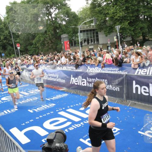 29.06.2025 - hella hamburg halbmarathon Michael Strokosch http://msf.ph/oto/8537759 29.06.2025 10:51:10 Ziel  meine-sportfotos.de
