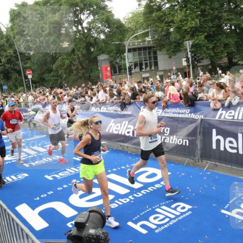 29.06.2025 - hella hamburg halbmarathon Michael Strokosch http://msf.ph/oto/8537761 29.06.2025 10:51:11 Ziel  meine-sportfotos.de
