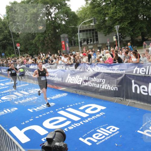 29.06.2025 - hella hamburg halbmarathon Michael Strokosch http://msf.ph/oto/8537762 29.06.2025 10:33:20 Ziel  meine-sportfotos.de