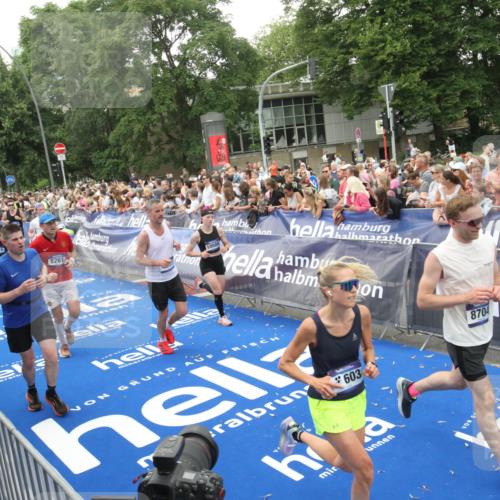 29.06.2025 - hella hamburg halbmarathon Michael Strokosch http://msf.ph/oto/8537763 29.06.2025 10:51:11 Ziel  meine-sportfotos.de
