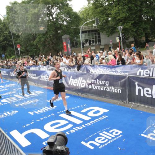 29.06.2025 - hella hamburg halbmarathon Michael Strokosch http://msf.ph/oto/8537764 29.06.2025 10:33:21 Ziel  meine-sportfotos.de