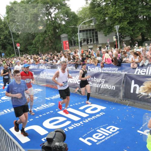 29.06.2025 - hella hamburg halbmarathon Michael Strokosch http://msf.ph/oto/8537765 29.06.2025 10:51:11 Ziel  meine-sportfotos.de