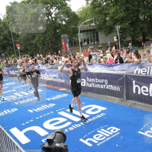 29.06.2025 - hella hamburg halbmarathon Michael Strokosch http://msf.ph/oto/8537766 29.06.2025 10:33:21 Ziel  meine-sportfotos.de