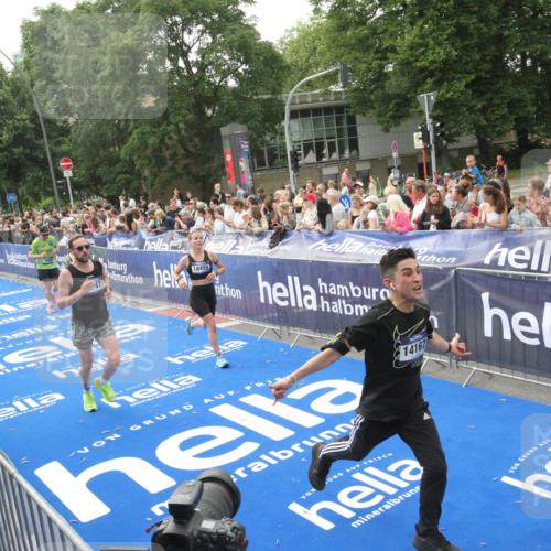 29.06.2025 - hella hamburg halbmarathon Michael Strokosch http://msf.ph/oto/8537772 29.06.2025 10:33:22 Ziel  meine-sportfotos.de