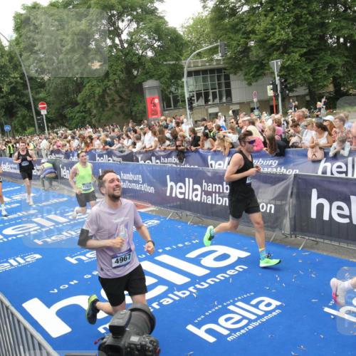 29.06.2025 - hella hamburg halbmarathon Michael Strokosch http://msf.ph/oto/8537777 29.06.2025 10:51:14 Ziel  meine-sportfotos.de