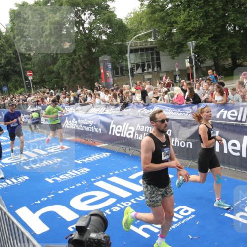 29.06.2025 - hella hamburg halbmarathon Michael Strokosch http://msf.ph/oto/8537778 29.06.2025 10:33:23 Ziel  meine-sportfotos.de