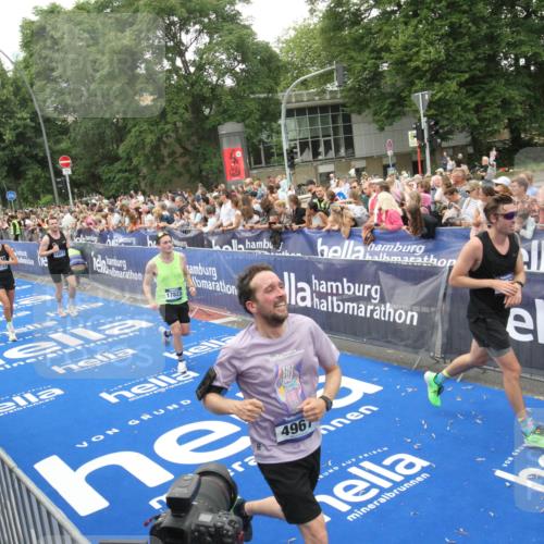 29.06.2025 - hella hamburg halbmarathon Michael Strokosch http://msf.ph/oto/8537779 29.06.2025 10:51:15 Ziel  meine-sportfotos.de