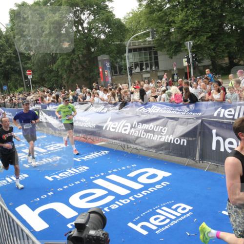 29.06.2025 - hella hamburg halbmarathon Michael Strokosch http://msf.ph/oto/8537780 29.06.2025 10:33:23 Ziel  meine-sportfotos.de