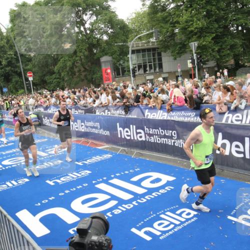 29.06.2025 - hella hamburg halbmarathon Michael Strokosch http://msf.ph/oto/8537782 29.06.2025 10:51:16 Ziel  meine-sportfotos.de