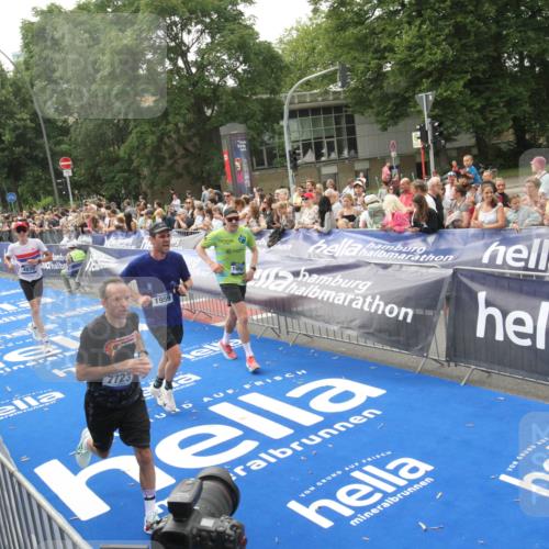 29.06.2025 - hella hamburg halbmarathon Michael Strokosch http://msf.ph/oto/8537783 29.06.2025 10:33:24 Ziel  meine-sportfotos.de