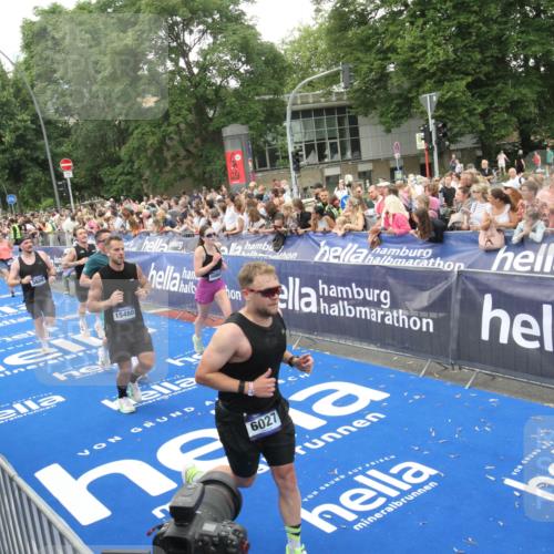 29.06.2025 - hella hamburg halbmarathon Michael Strokosch http://msf.ph/oto/8537785 29.06.2025 10:51:18 Ziel  meine-sportfotos.de