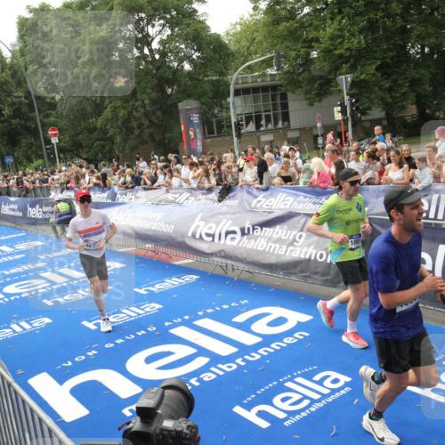 29.06.2025 - hella hamburg halbmarathon Michael Strokosch http://msf.ph/oto/8537789 29.06.2025 10:33:25 Ziel  meine-sportfotos.de