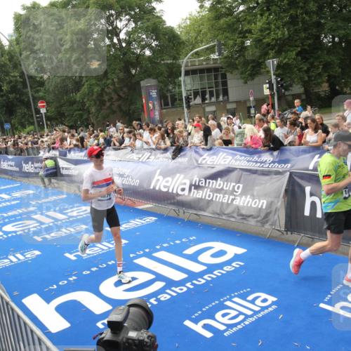 29.06.2025 - hella hamburg halbmarathon Michael Strokosch http://msf.ph/oto/8537791 29.06.2025 10:33:25 Ziel  meine-sportfotos.de