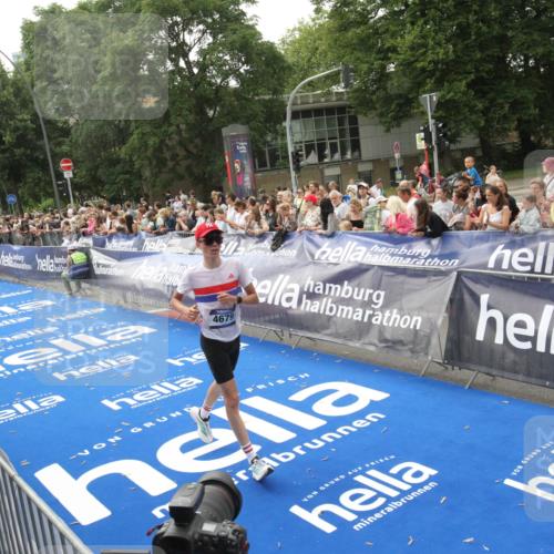29.06.2025 - hella hamburg halbmarathon Michael Strokosch http://msf.ph/oto/8537793 29.06.2025 10:33:26 Ziel  meine-sportfotos.de