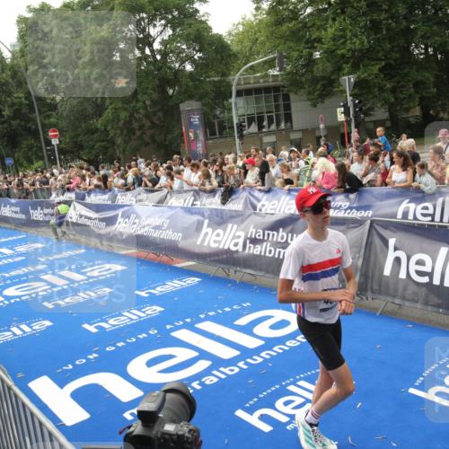29.06.2025 - hella hamburg halbmarathon Michael Strokosch http://msf.ph/oto/8537798 29.06.2025 10:33:26 Ziel  meine-sportfotos.de