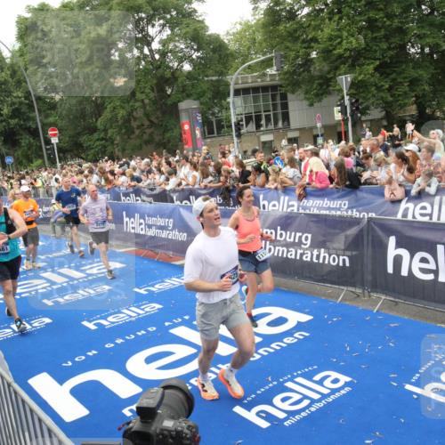 29.06.2025 - hella hamburg halbmarathon Michael Strokosch http://msf.ph/oto/8537799 29.06.2025 10:51:21 Ziel  meine-sportfotos.de