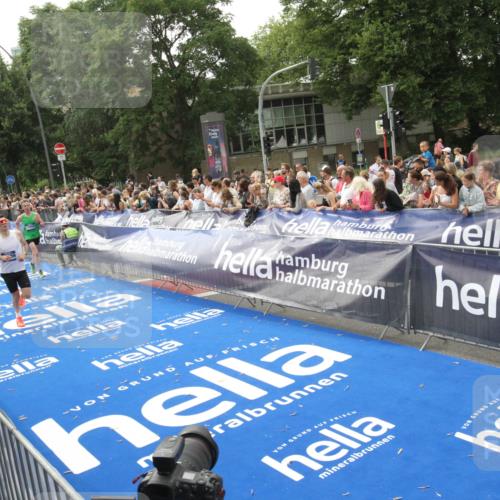 29.06.2025 - hella hamburg halbmarathon Michael Strokosch http://msf.ph/oto/8537800 29.06.2025 10:33:29 Ziel  meine-sportfotos.de