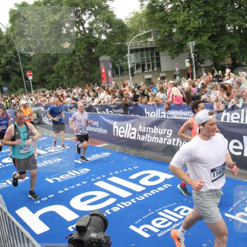 29.06.2025 - hella hamburg halbmarathon Michael Strokosch http://msf.ph/oto/8537801 29.06.2025 10:51:22 Ziel  meine-sportfotos.de
